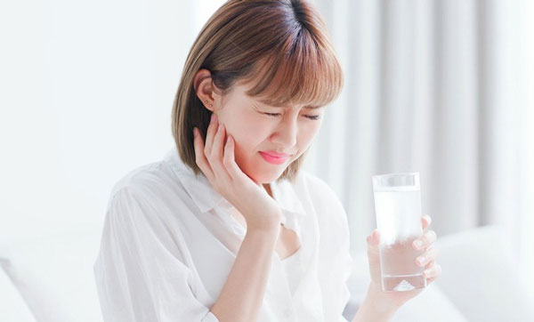 Sau khi phủ sứ răng trở nên nhạy cảm, khó ăn uống?